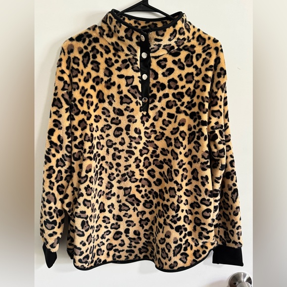 Tops - XL LEOPARD LIKE FLEECE SWEATER!